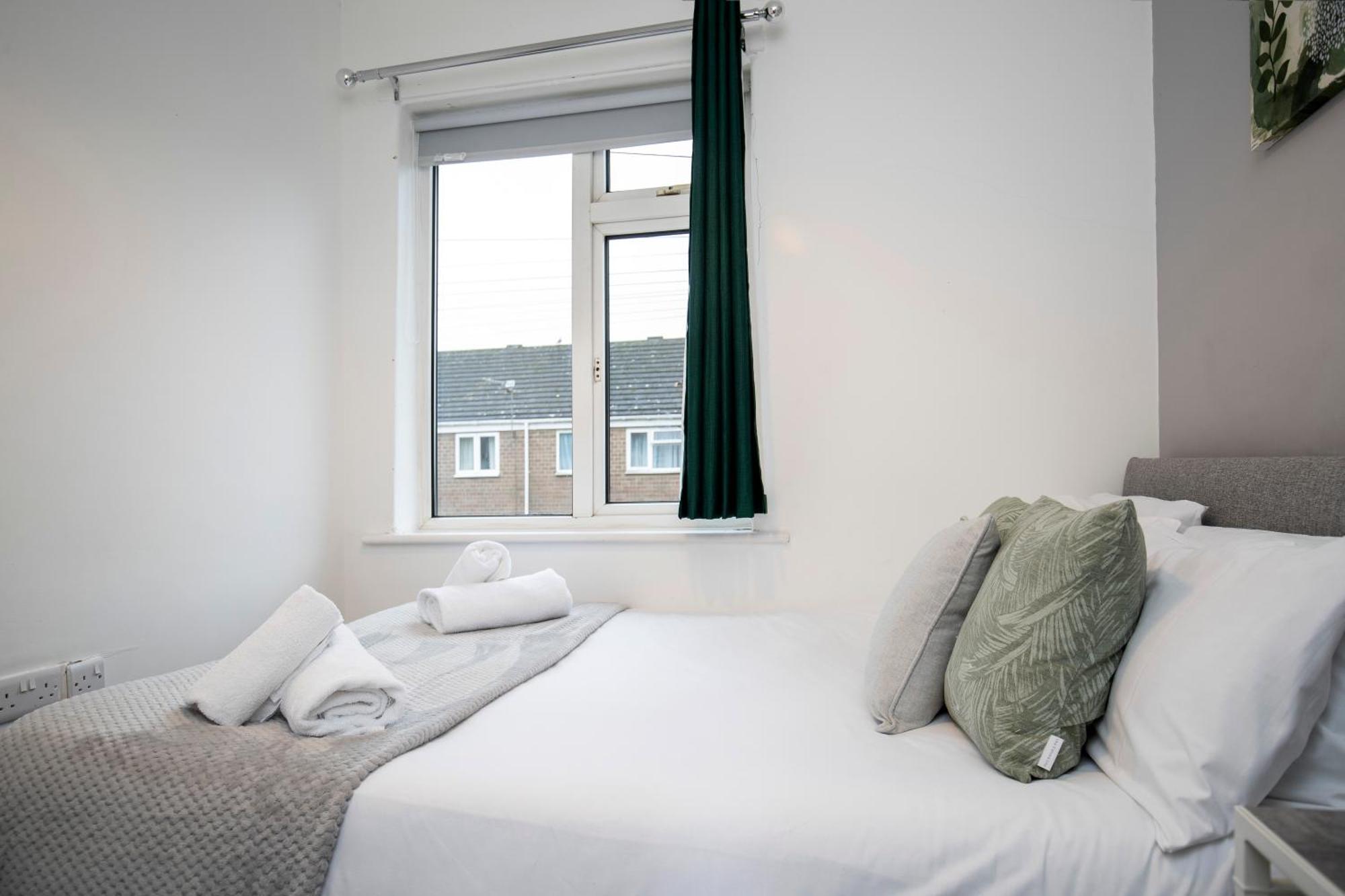 Quiet And Comfy House With 2 Bedrooms And 2 Bathrooms Super Fast Wifi And Crisp Hotel Standard White Linen Hosted By Our Home Short Stays Darlington  Kültér fotó