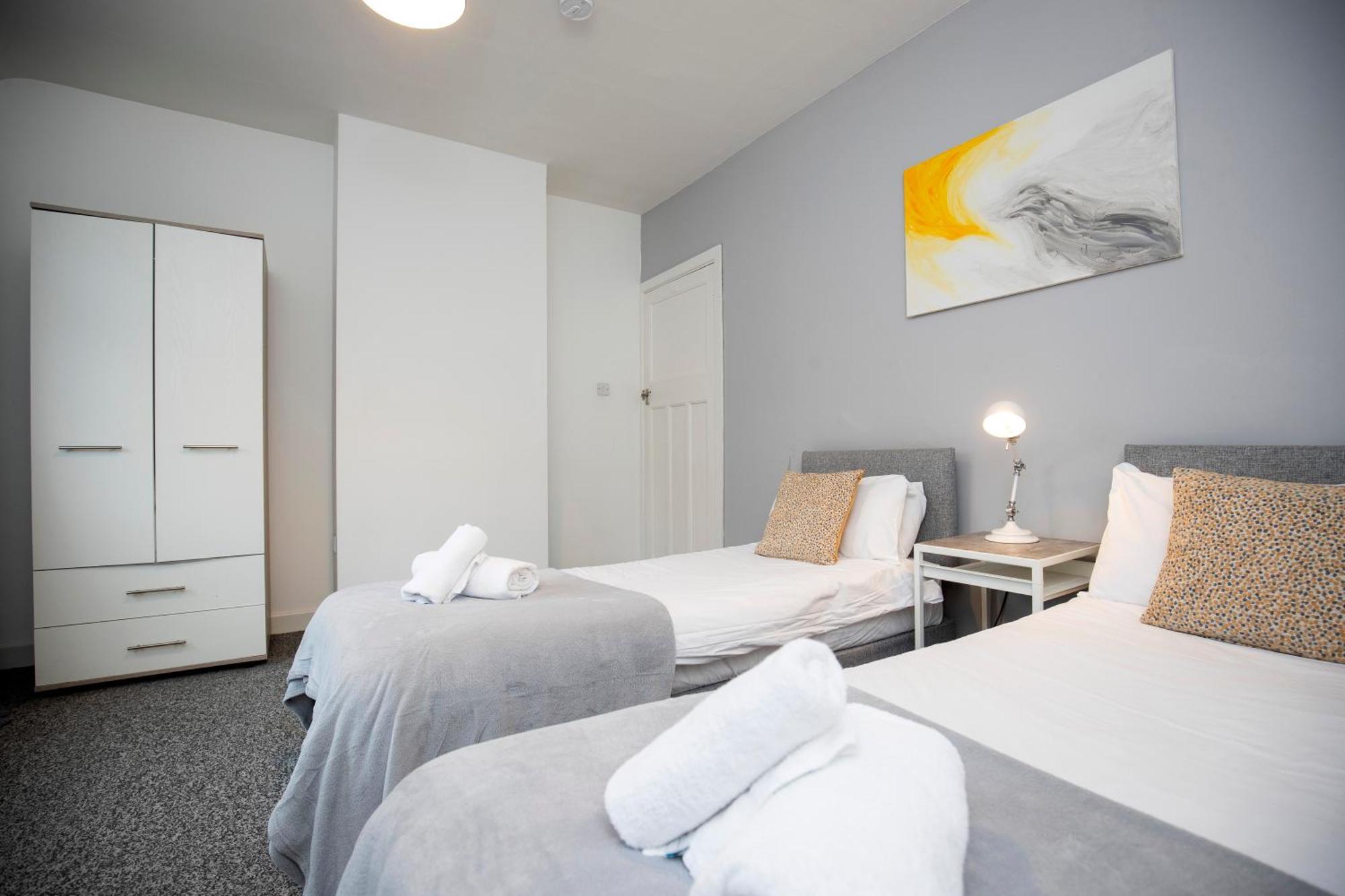 Quiet And Comfy House With 2 Bedrooms And 2 Bathrooms Super Fast Wifi And Crisp Hotel Standard White Linen Hosted By Our Home Short Stays Darlington  Kültér fotó