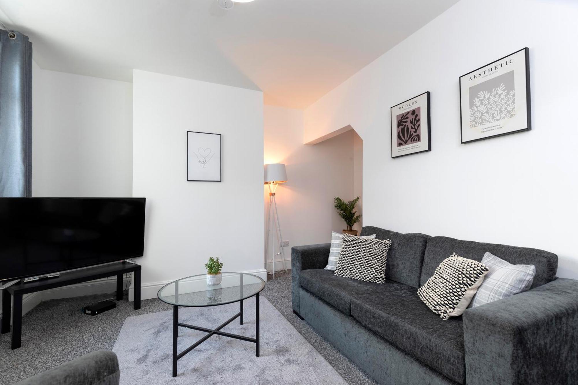 Quiet And Comfy House With 2 Bedrooms And 2 Bathrooms Super Fast Wifi And Crisp Hotel Standard White Linen Hosted By Our Home Short Stays Darlington  Kültér fotó