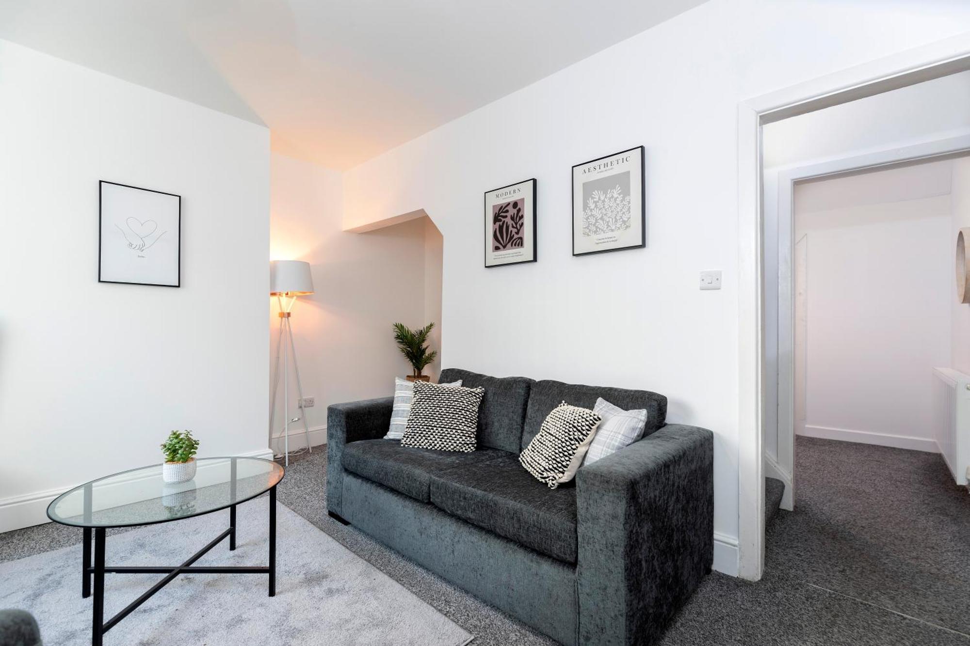 Quiet And Comfy House With 2 Bedrooms And 2 Bathrooms Super Fast Wifi And Crisp Hotel Standard White Linen Hosted By Our Home Short Stays Darlington  Kültér fotó