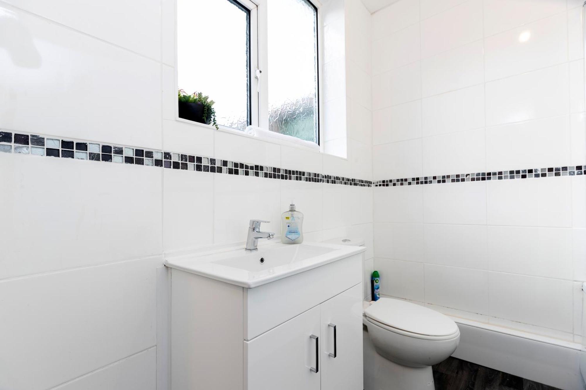 Quiet And Comfy House With 2 Bedrooms And 2 Bathrooms Super Fast Wifi And Crisp Hotel Standard White Linen Hosted By Our Home Short Stays Darlington  Kültér fotó