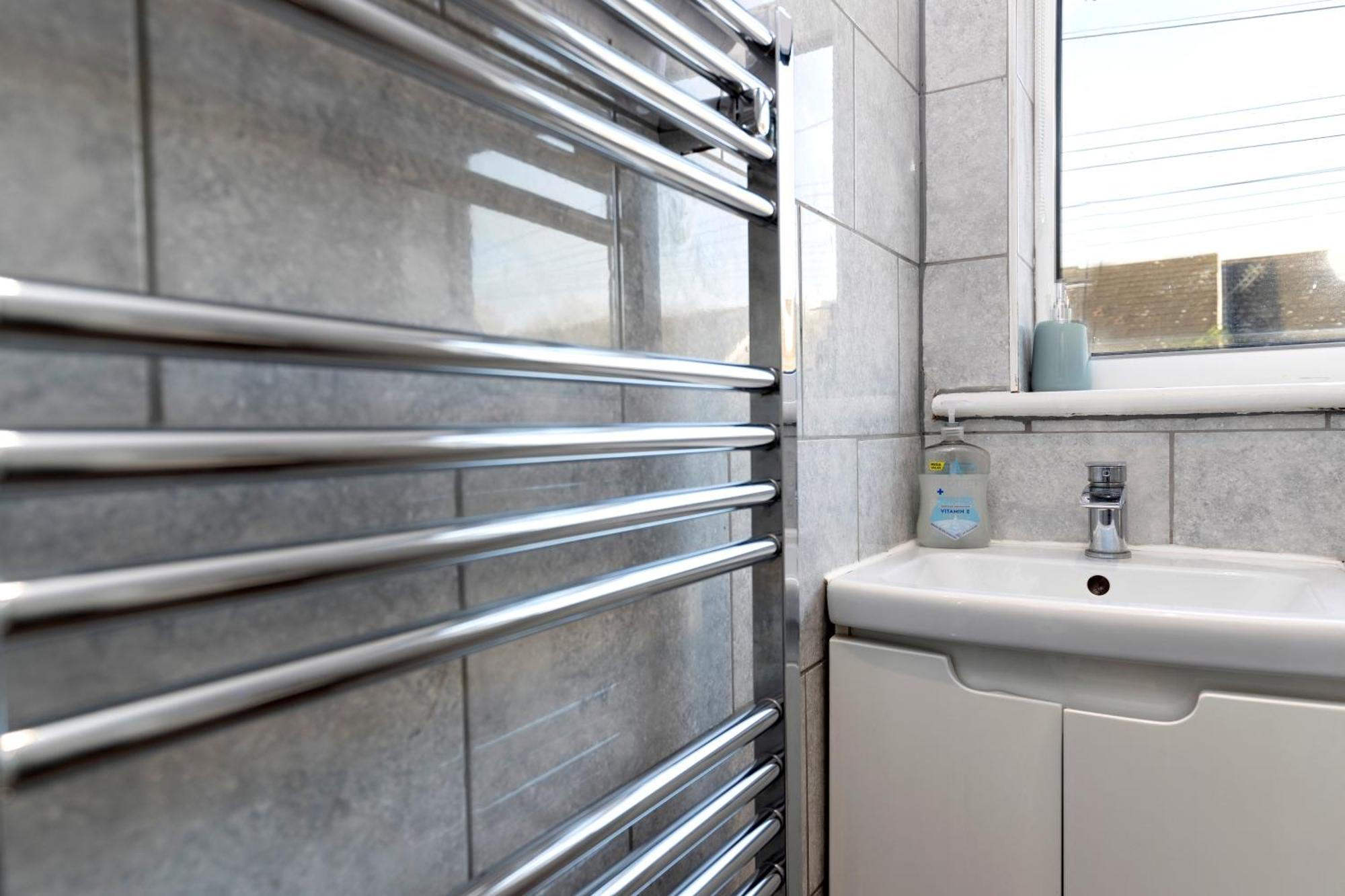Quiet And Comfy House With 2 Bedrooms And 2 Bathrooms Super Fast Wifi And Crisp Hotel Standard White Linen Hosted By Our Home Short Stays Darlington  Kültér fotó