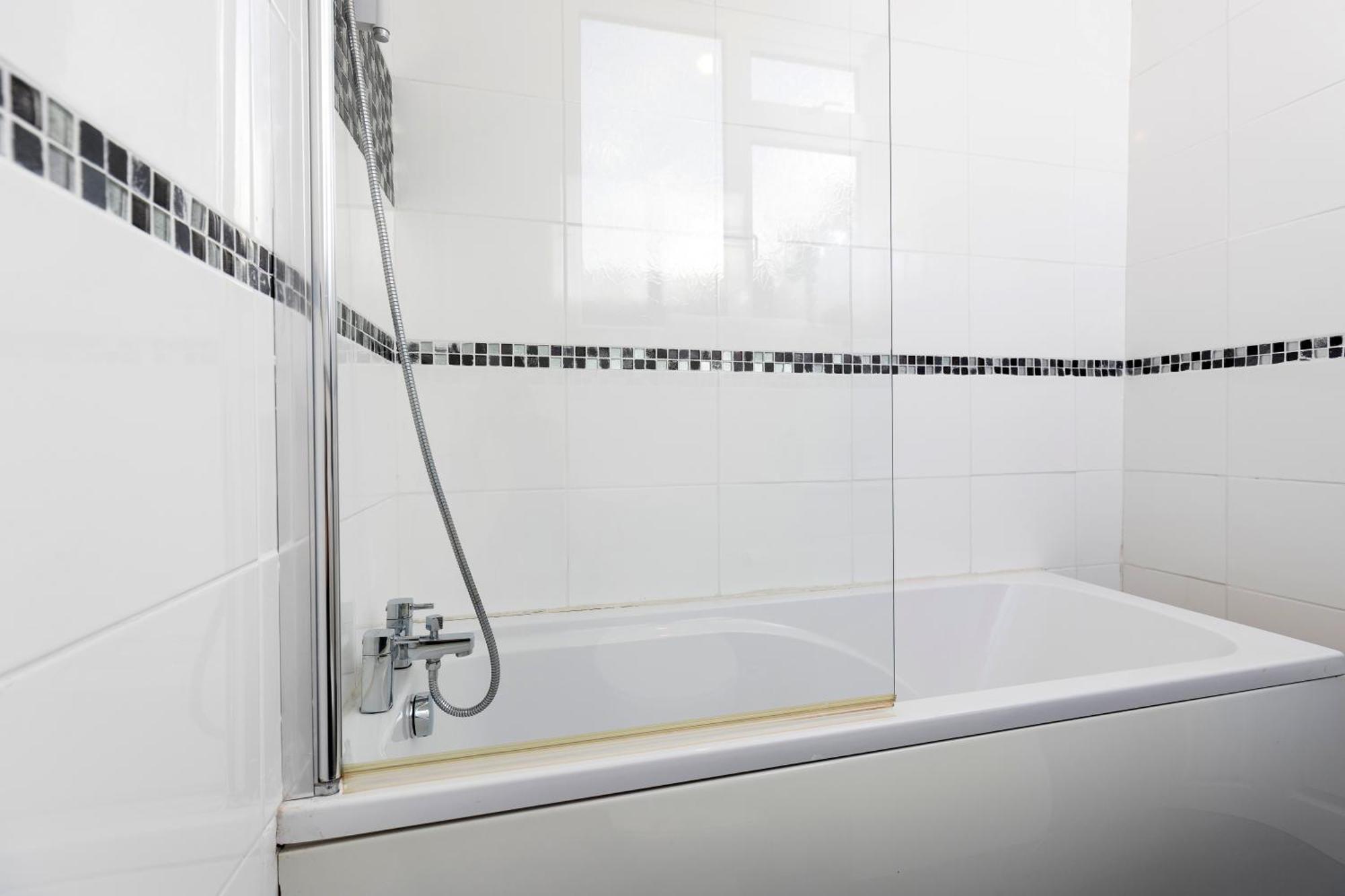 Quiet And Comfy House With 2 Bedrooms And 2 Bathrooms Super Fast Wifi And Crisp Hotel Standard White Linen Hosted By Our Home Short Stays Darlington  Kültér fotó