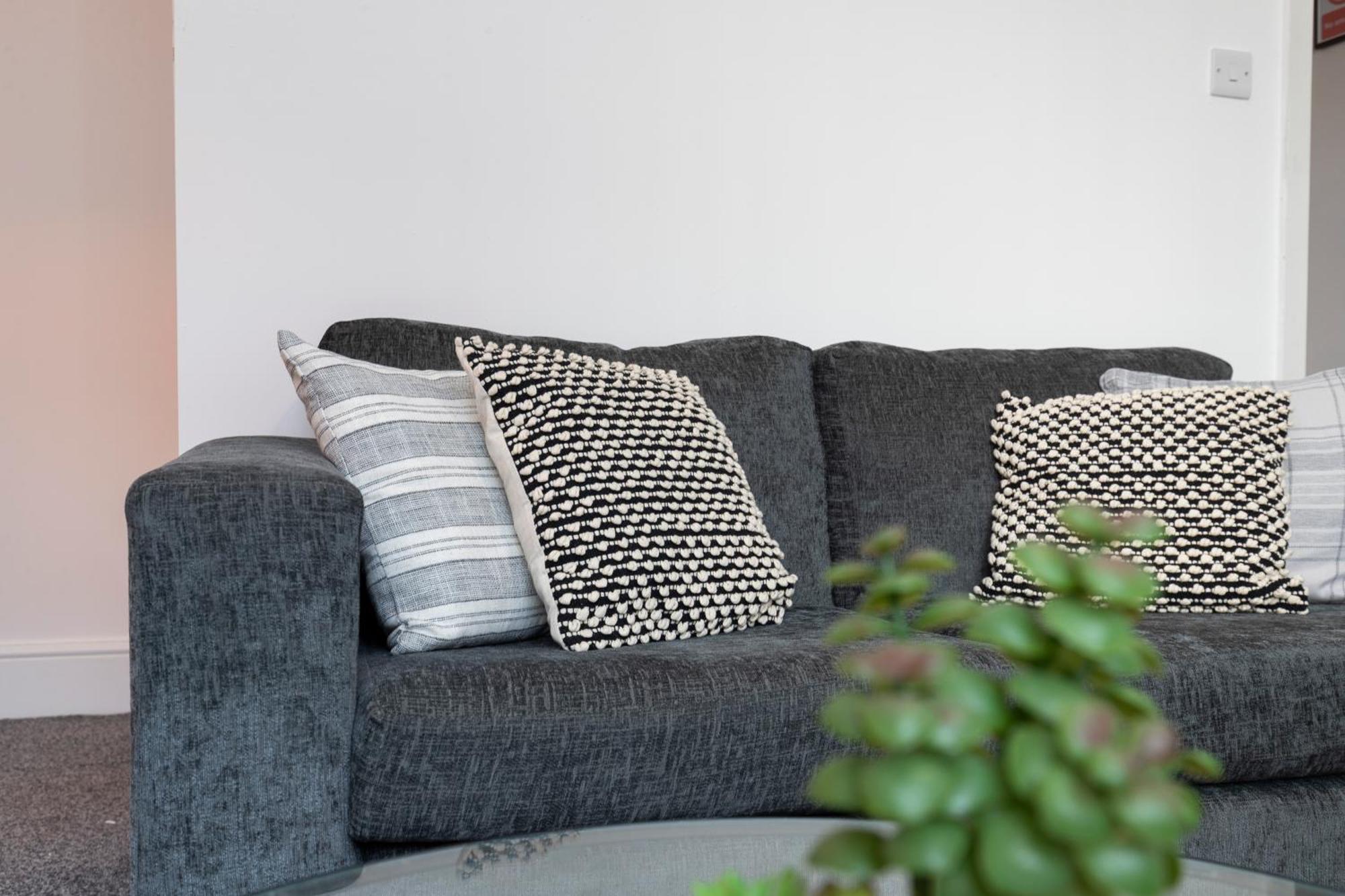 Quiet And Comfy House With 2 Bedrooms And 2 Bathrooms Super Fast Wifi And Crisp Hotel Standard White Linen Hosted By Our Home Short Stays Darlington  Kültér fotó